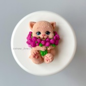 Котик с тюльпанами 